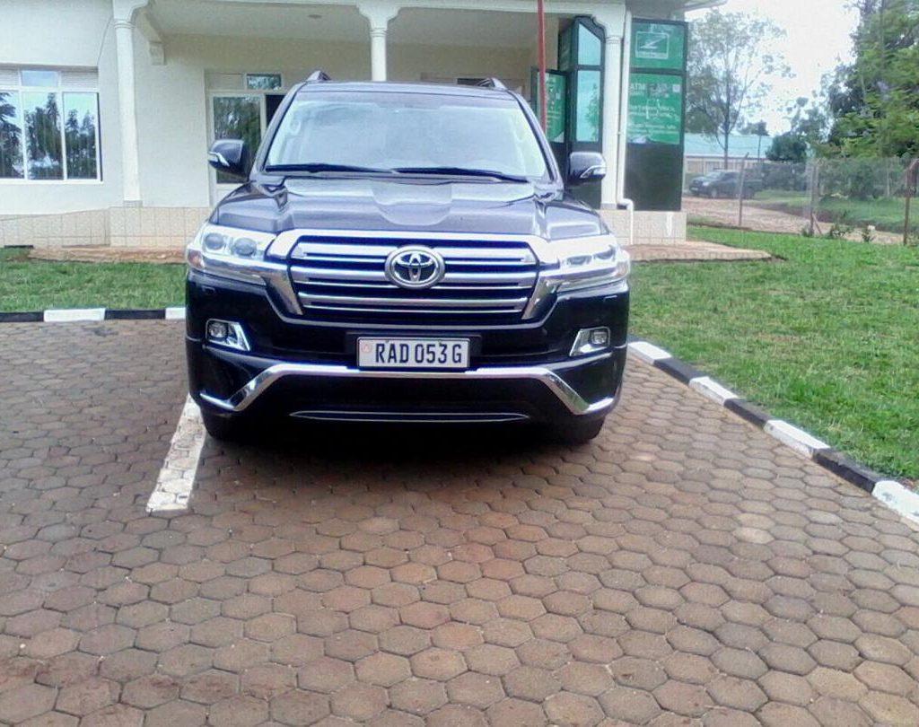 V8 toyota land cruiser 4x4 car rental rwanda
